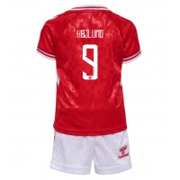 Camiseta Dinamarca Rasmus Hojlund #9 Primera Equipación para niños Eurocopa 2024 manga corta (+ pantalones cortos)